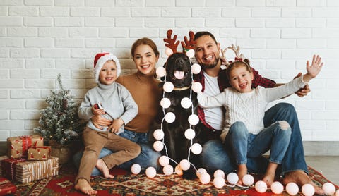 Crăciun carte foto idee familie cu câine și recuzită