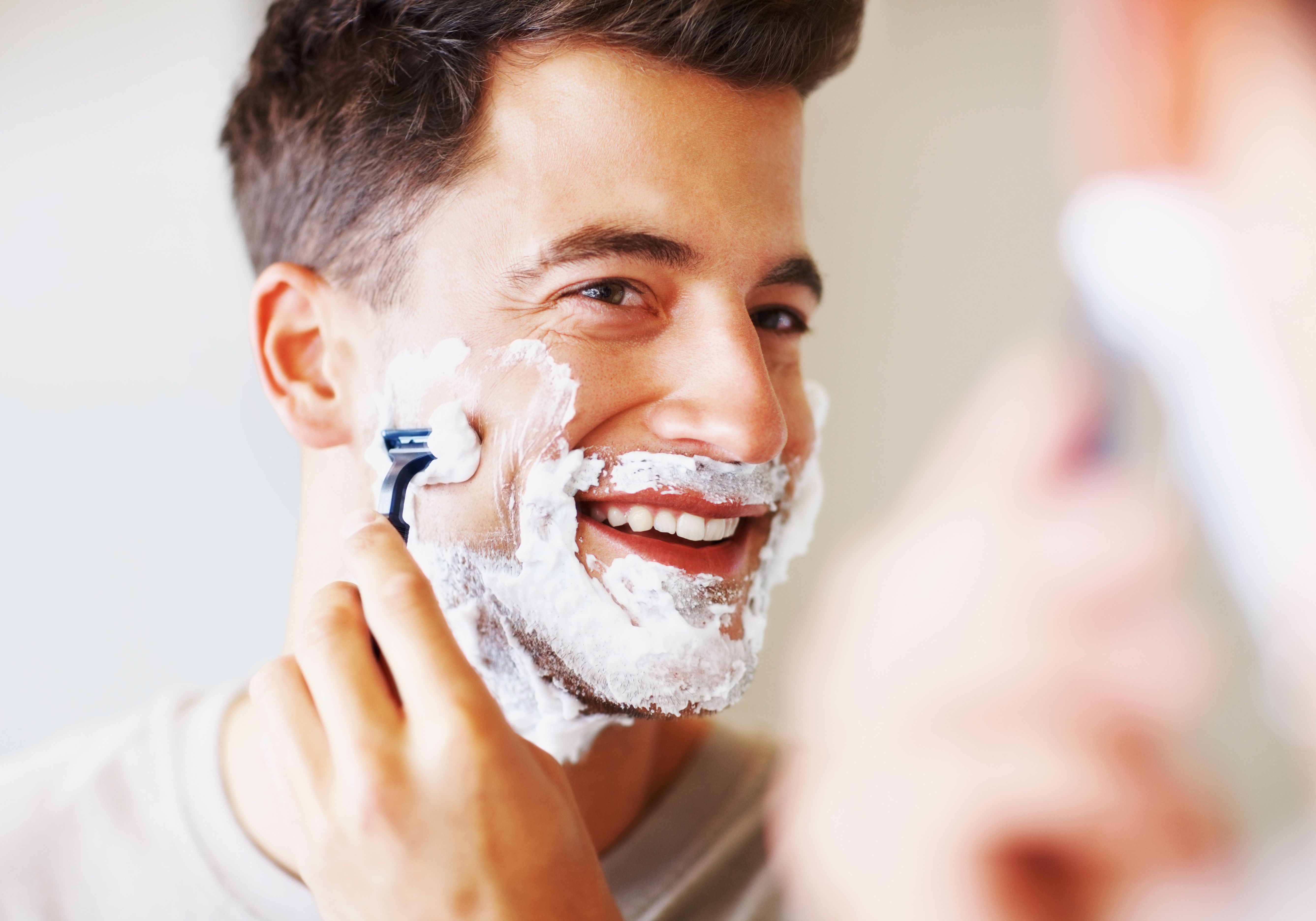 Бритье делает волосы. Мужчина бреется. Бритва для мужчин. Мужское бритье лица. Фотосессия бритье.