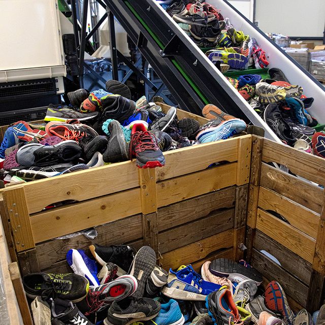 deze fabriek in zwaag kan hardloopschoenen recyclen tot nieuwe hardloopschoenen