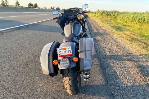 Le meilleur low rider de tous les temps ? 3 l'arrière de la moto harley low rider est garé sur le bord de la route