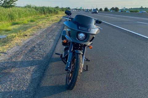 Le meilleur low rider de tous les temps ? 6 devant une moto harley low rider st garée sur le bord de la route