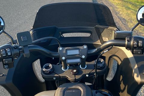 handlebars, speakers and phone holder on harley low rider st motorcycle