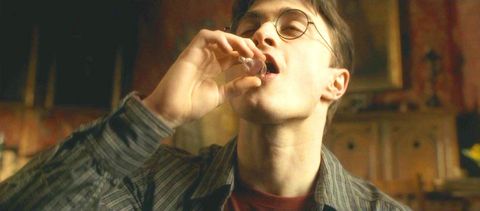 Harry Potter bebiendo