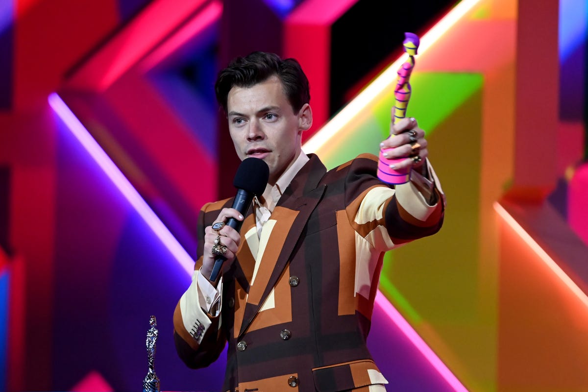 Harry Styles Seemingly Accepted His BRIT Award with an American Accent