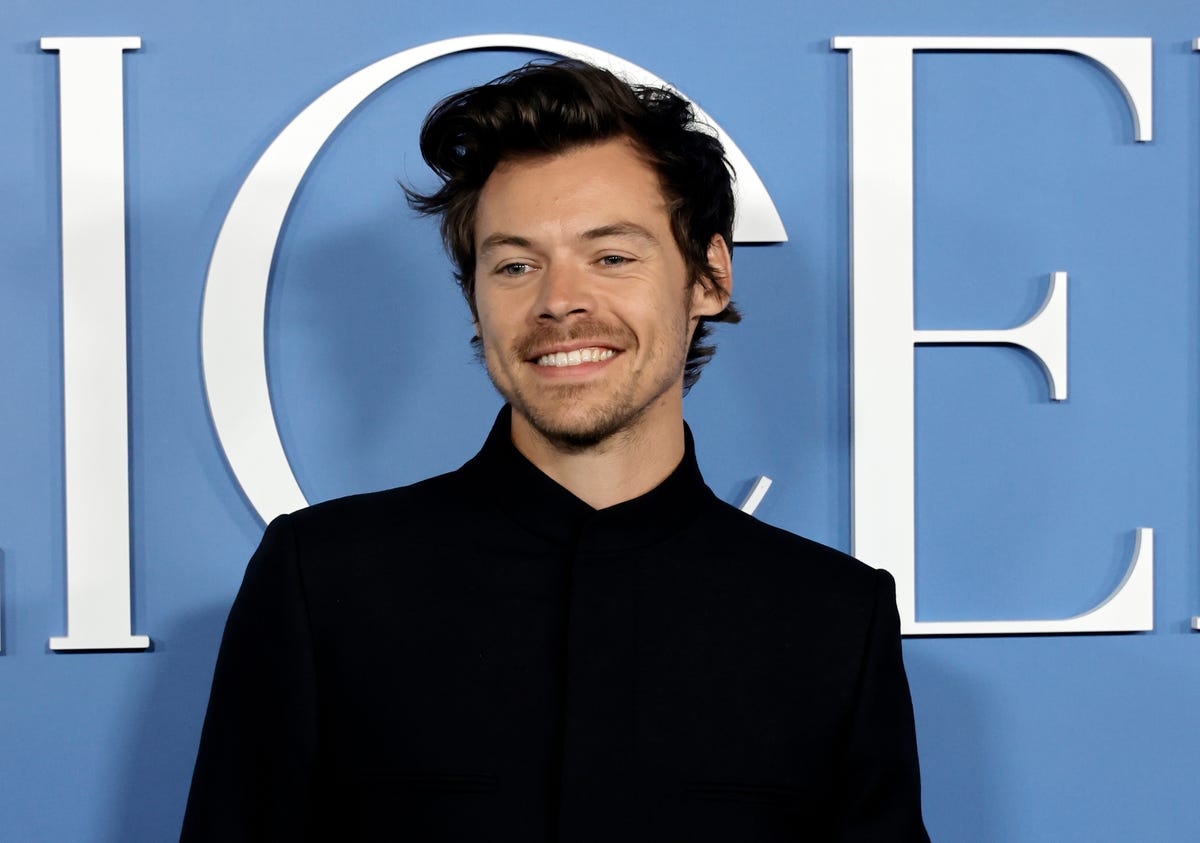 El estilo de Harry Styles: su traje negro más sobrio y cool