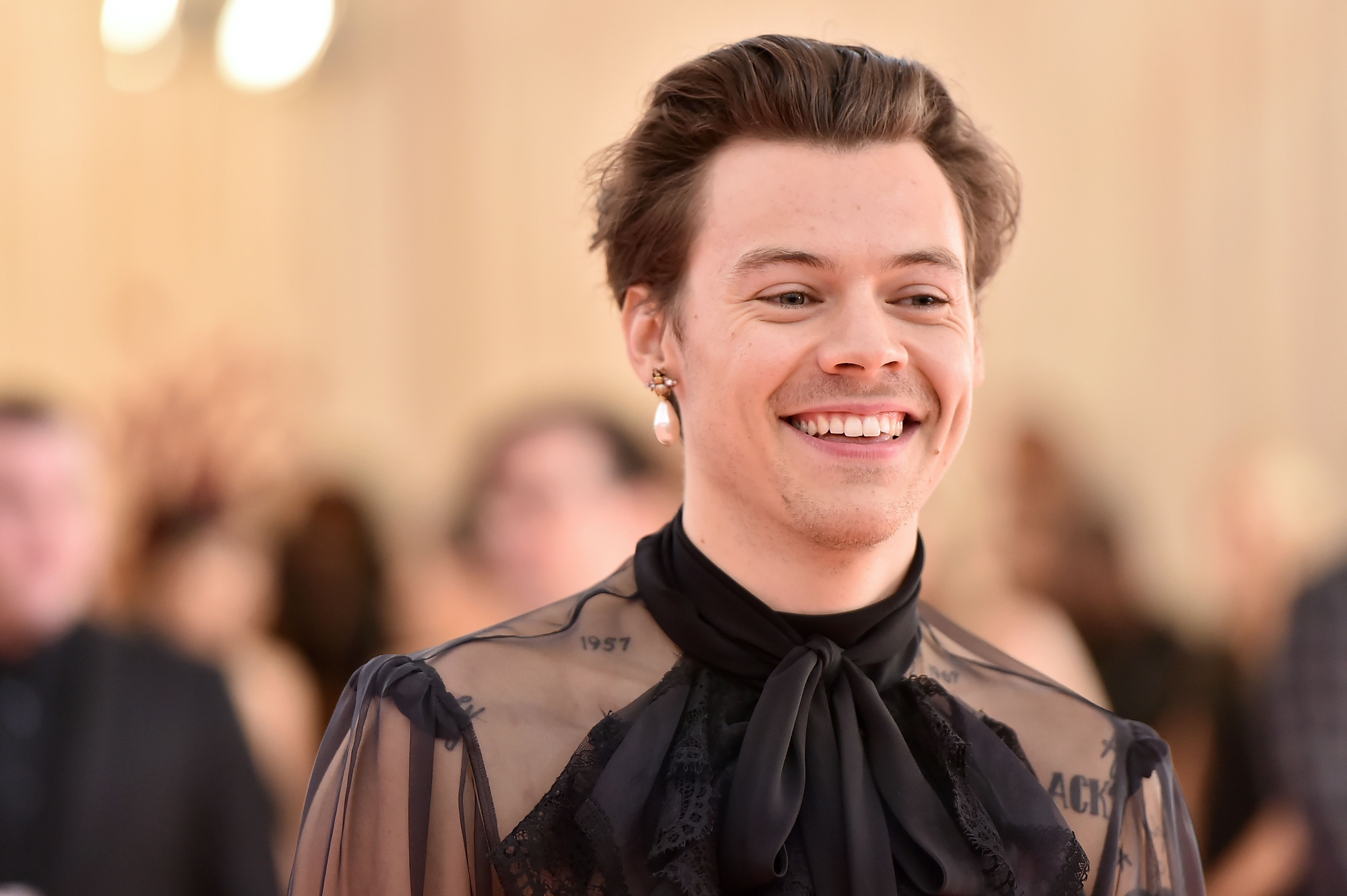 Dit knalgele pak van Marc Jacobs staat Harry Styles fantastisch Harry Styles geeft toe te sporten op muziek van One