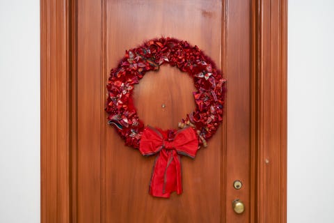 20 ways Christmas Door Decorations to get guests into the holiday spirit as soon as they ring the doorbell is in here