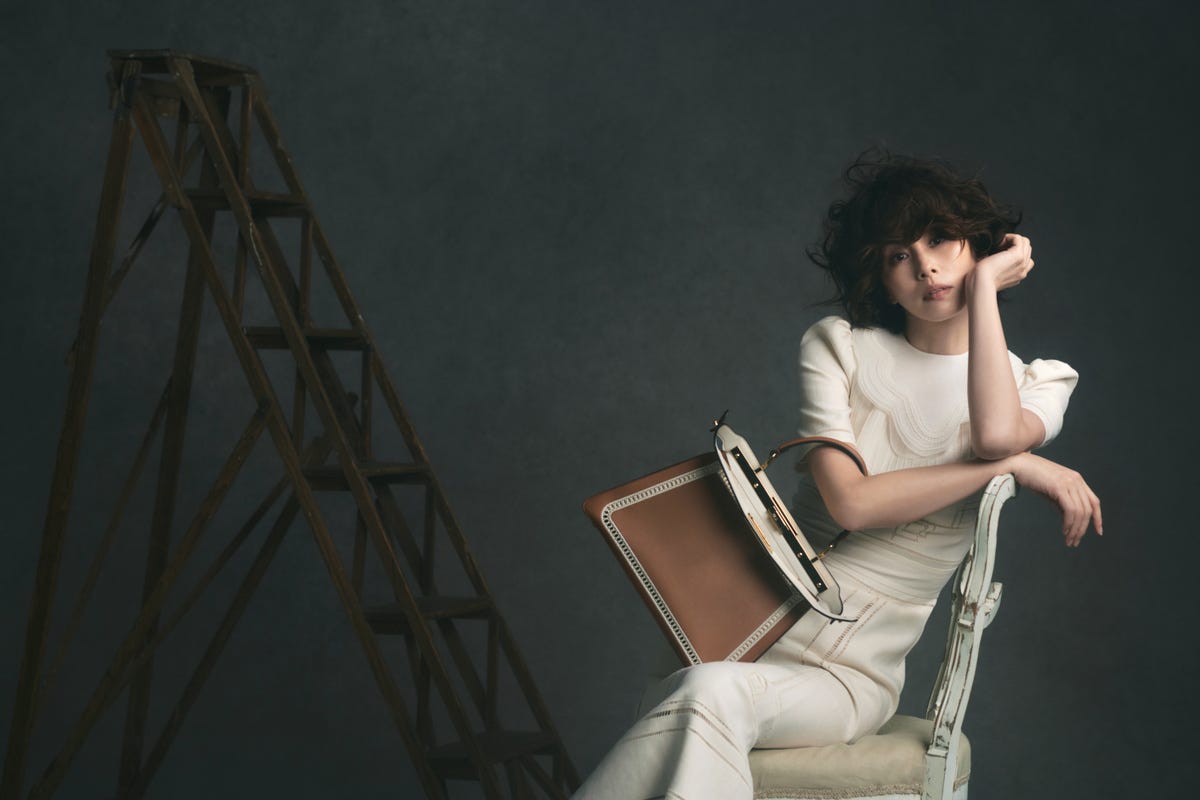 米倉涼子がフェンディを纏って織りなす デュアリズムの肖像 ハーパーズ バザー Harper S Bazaar 公式