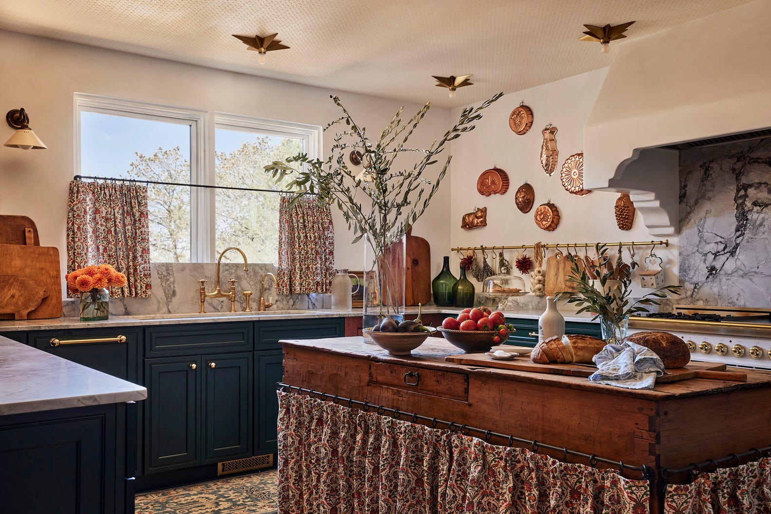 17 Charming Kitchen Window Treatments That Marry Style and Function