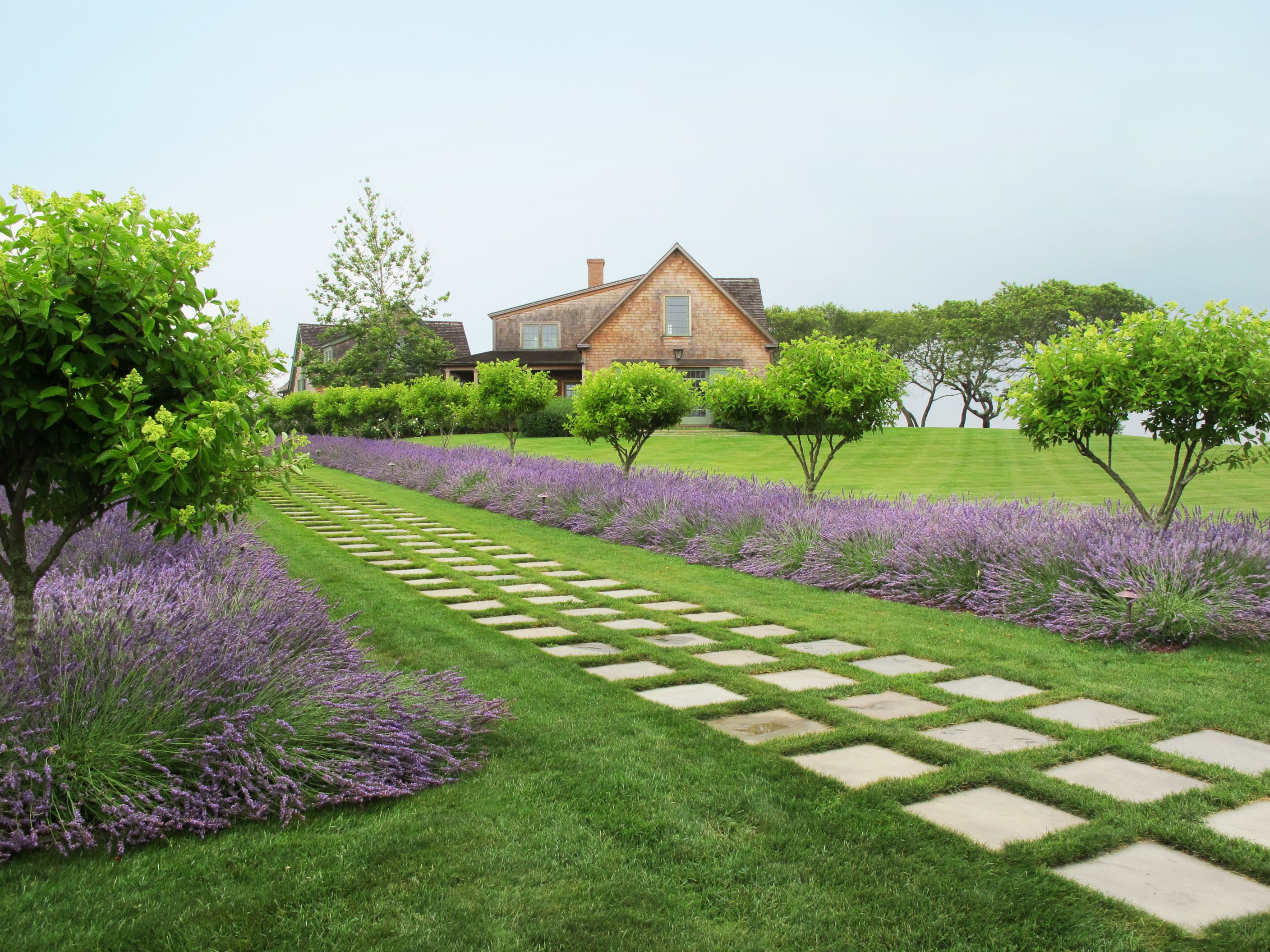 Featured image of post How To Make A Flower Bed In Front Of House - This is a simple landscaping idea for a front yard that draws attention to the cute white house rather than you can add some rocks to the edge of your flower bed to make it more creative.