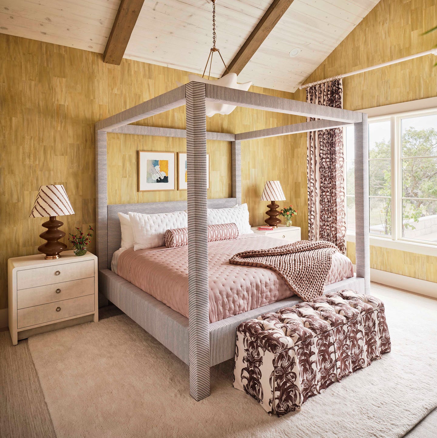 This Serene Bedroom Celebrates Its Surrounding Safari-Like Landscape