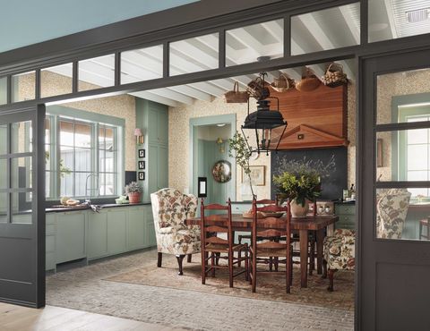 entrada da cozinha, armários verdes, mesa de jantar de madeira com cadeiras de madeira, cadeiras de jantar florais