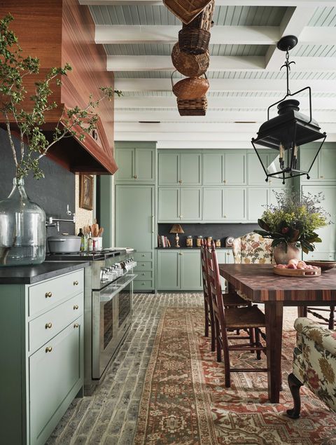cozinha, armários verdes, tapete, mesa de jantar de madeira com cadeiras de madeira, exaustor de madeira, vegetação