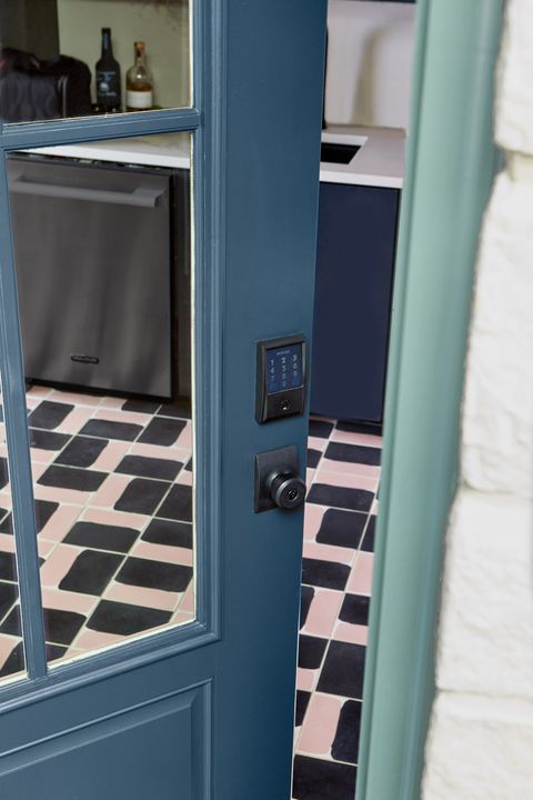 porta azul com fechadura de segurança