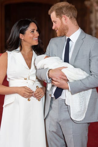 Die Herzogin von Sussex posiert mit ihrem neugeborenen Sohn