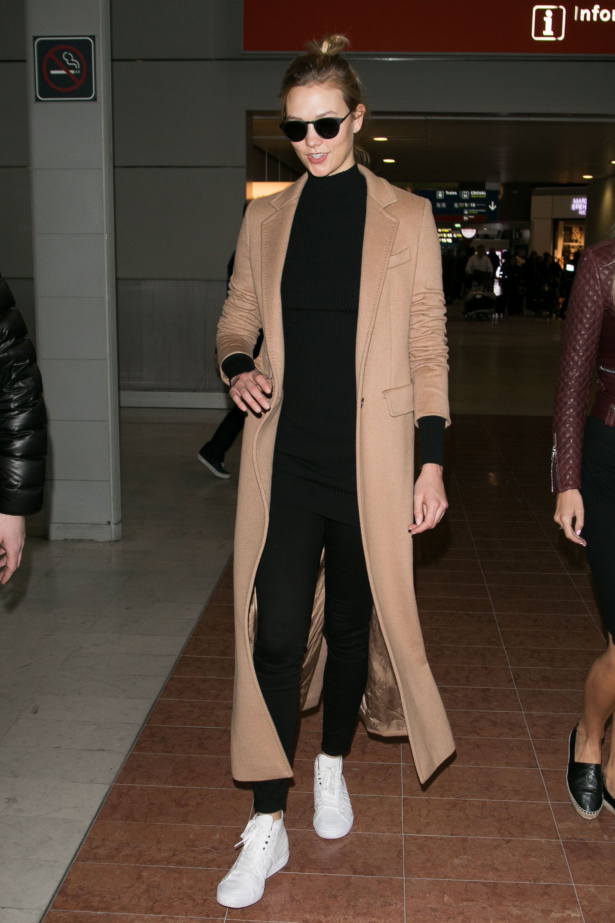 Modni duel - Page 2 Hbz-celebs-at-airports-karlie-kloss0gettyimages-646704858-1537205555