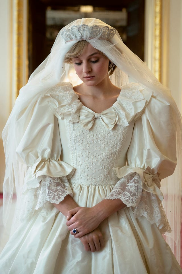 a foto do crown S4 mostra a princesa diana emma corrin.