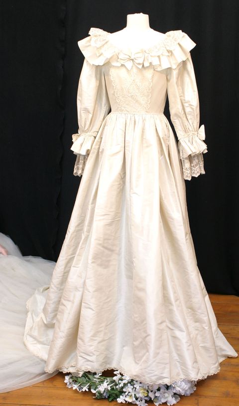 Diana's Duplicate Wedding Dress Photocall - November 29, 2005