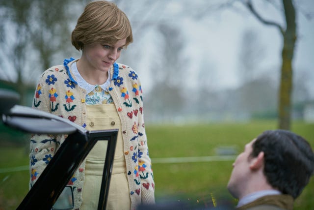a coroa s4 imagem mostra a princesa diana emma corrin e o príncipe charles josh o'connor filmado hickstead