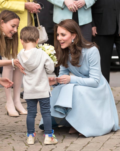 Boy Cries When He Meets Kate Middleton - Kate Middleton Meets Young Boy ...