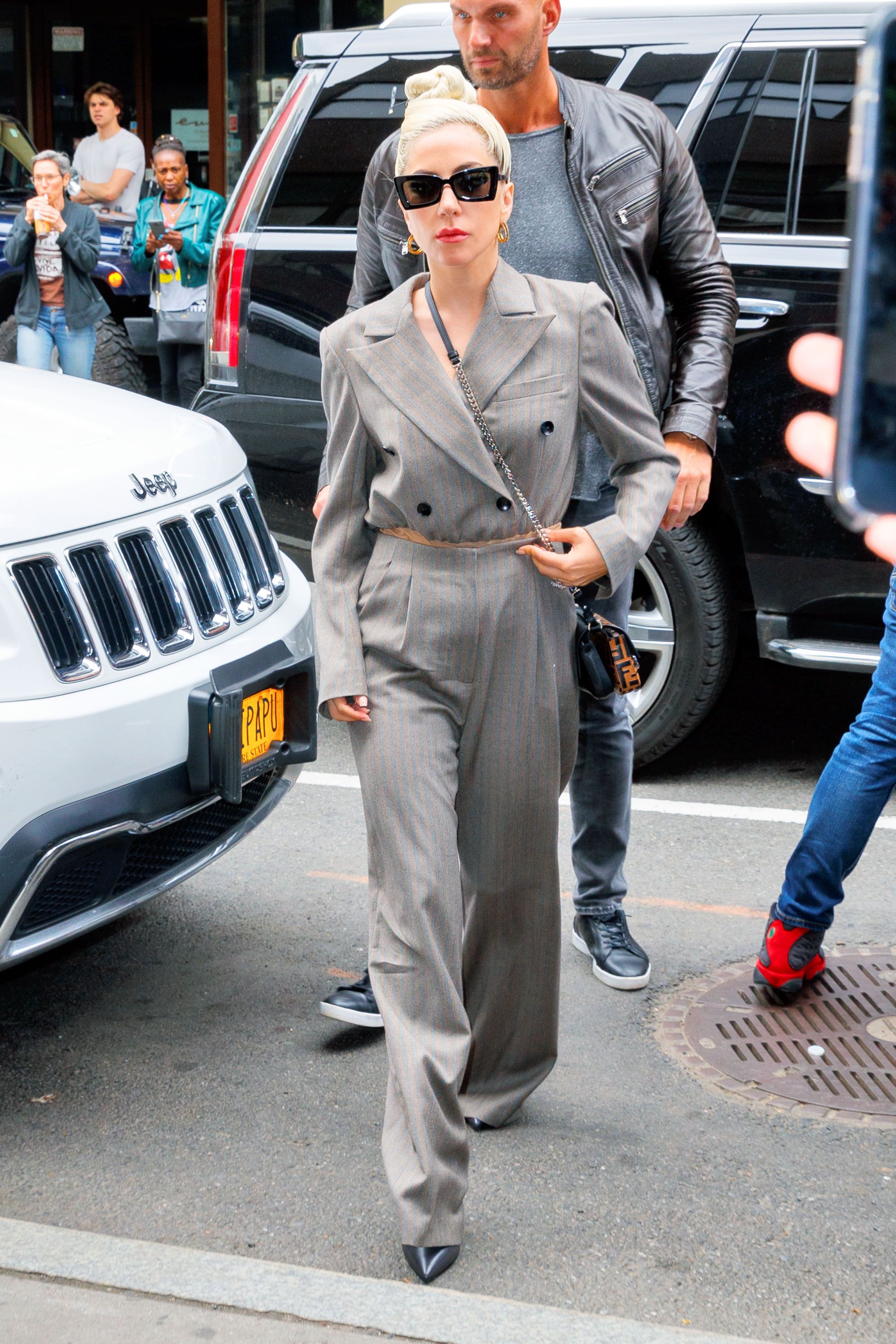 Почему эта леди одевается как мужчина 85. Леди Гага стиль. Леди Гага повседневный стиль. Lady Gaga в обычной жизни. Леди Гага Повседневная одежда.