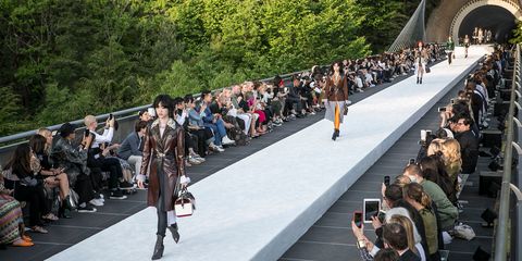 hvidløg Forenkle centeret Louis Vuitton Cruise 2018 Show in Kyoto, Japan - Louis Vuitton Fashion Show  at Miho Museum in Japan