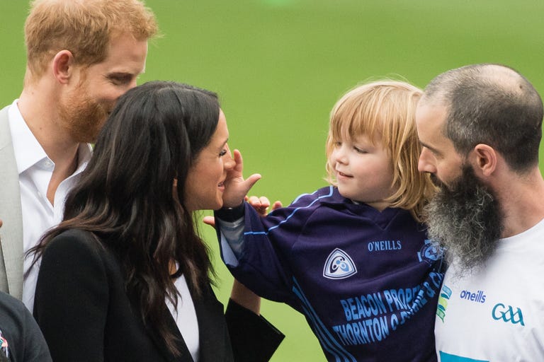 Tak hanya rambut, bocah ini juga memegang wajah Meghan.
