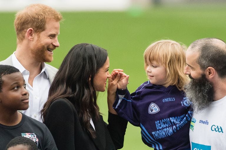 Bocah ini berpegangan dengan Meghan