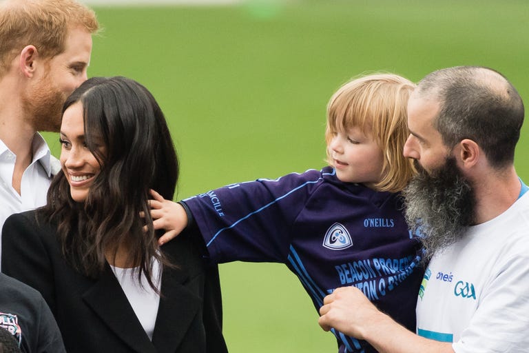 Bocah laki-laki nampak bermain dengan rambut Meghan
