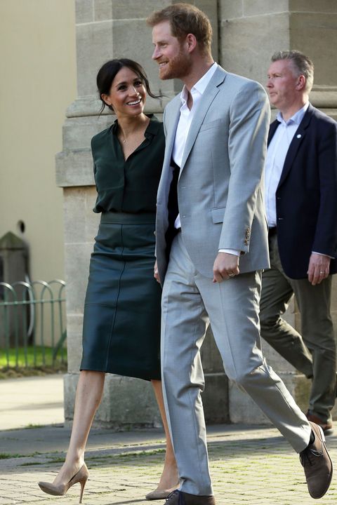 Meghan Markle and Prince Harry Show PDA in Sussex - Meghan Markle Rubs ...