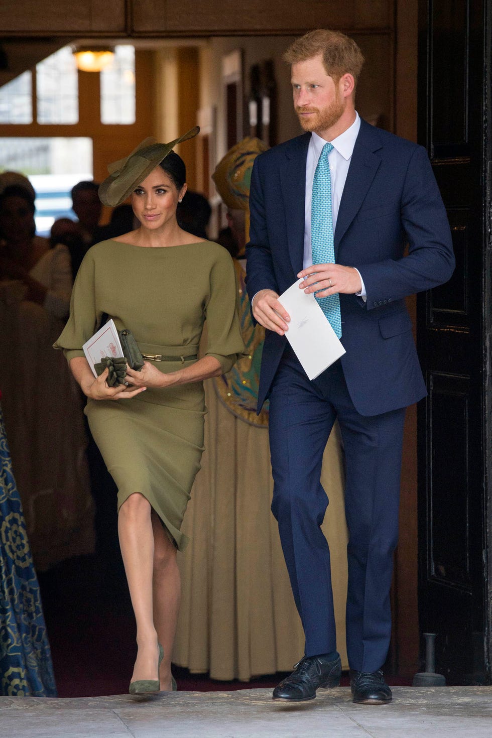 Pangeran Harry memberikan kado spesial untuk Pangeran Louis yang baru saja dibaptis (dok. Harper's Bazaar)