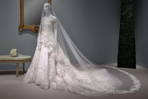 Bridal accessory, Gown, Dress, Wedding dress, Clothing, Bridal veil, Bridal party dress, Bridal clothing, Bride, Shoulder, 