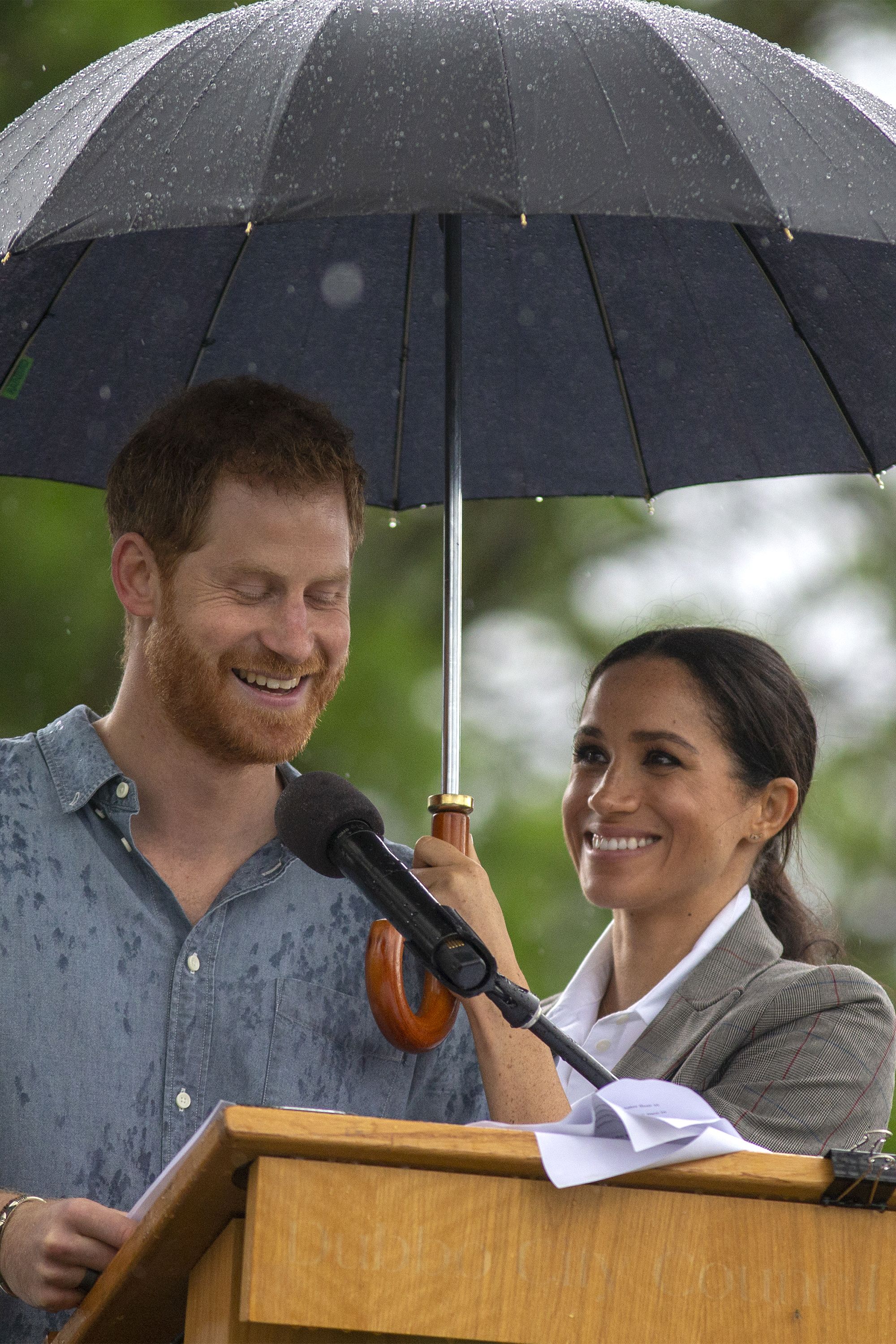 https://hips.hearstapps.com/hmg-prod.s3.amazonaws.com/images/hbz-prince-harry-meghan-markle-cute-moments-2018-10-gettyimages-1052327300.jpg?crop=1xw:1xh;center,top