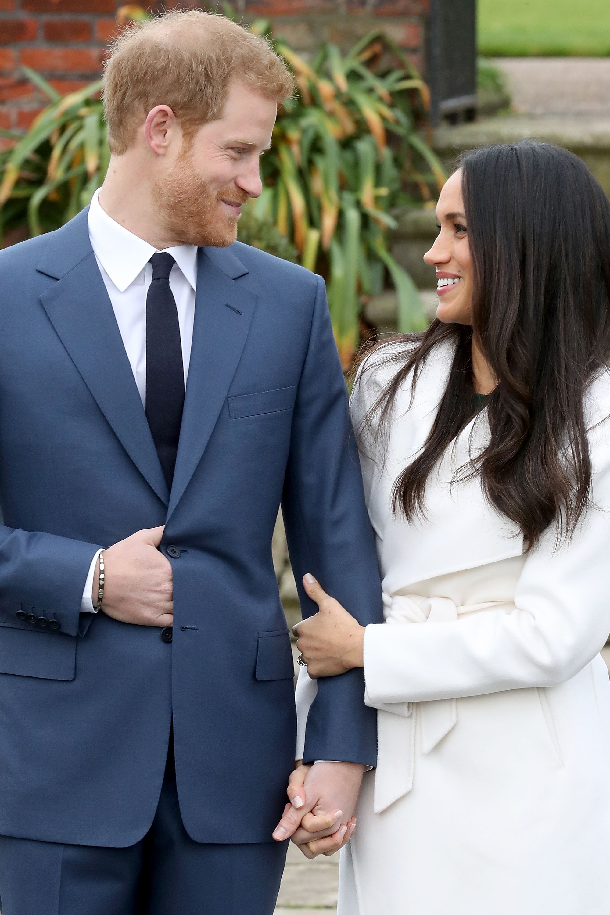 https://hips.hearstapps.com/hmg-prod.s3.amazonaws.com/images/hbz-prince-harry-meghan-markle-cute-moments-gettyimages-880160638-1523378904.jpg?crop=1xw:1xh;center,top