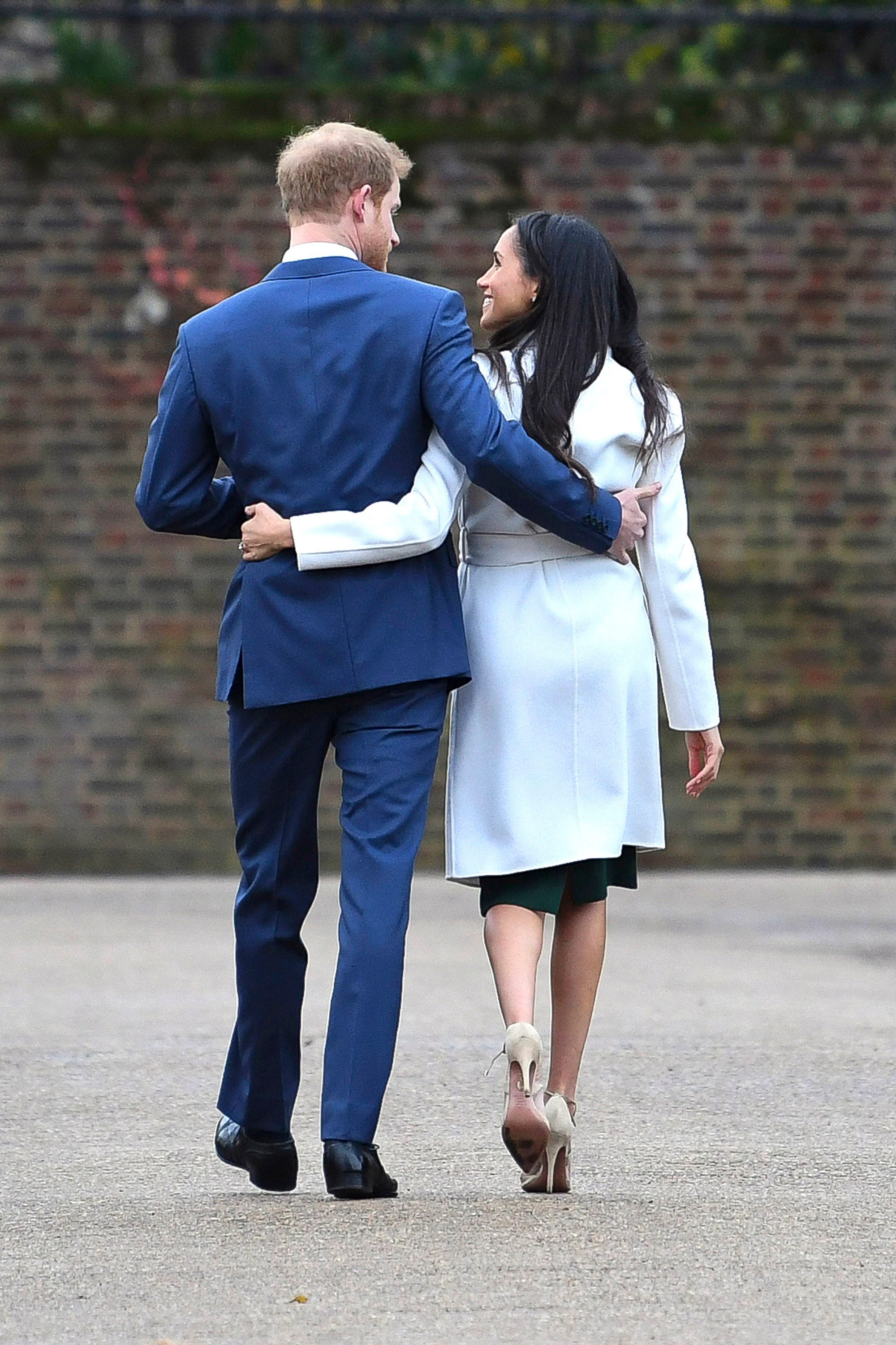 https://hips.hearstapps.com/hmg-prod.s3.amazonaws.com/images/hbz-prince-harry-meghan-markle-cute-moments-gettyimages-880231332-1523378903.jpg?crop=1xw:1xh;center,top