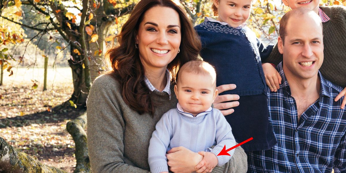 Prince Louis Holds Kate Middleton&#39;s Hand in the 2018 Royal Family Christmas Card