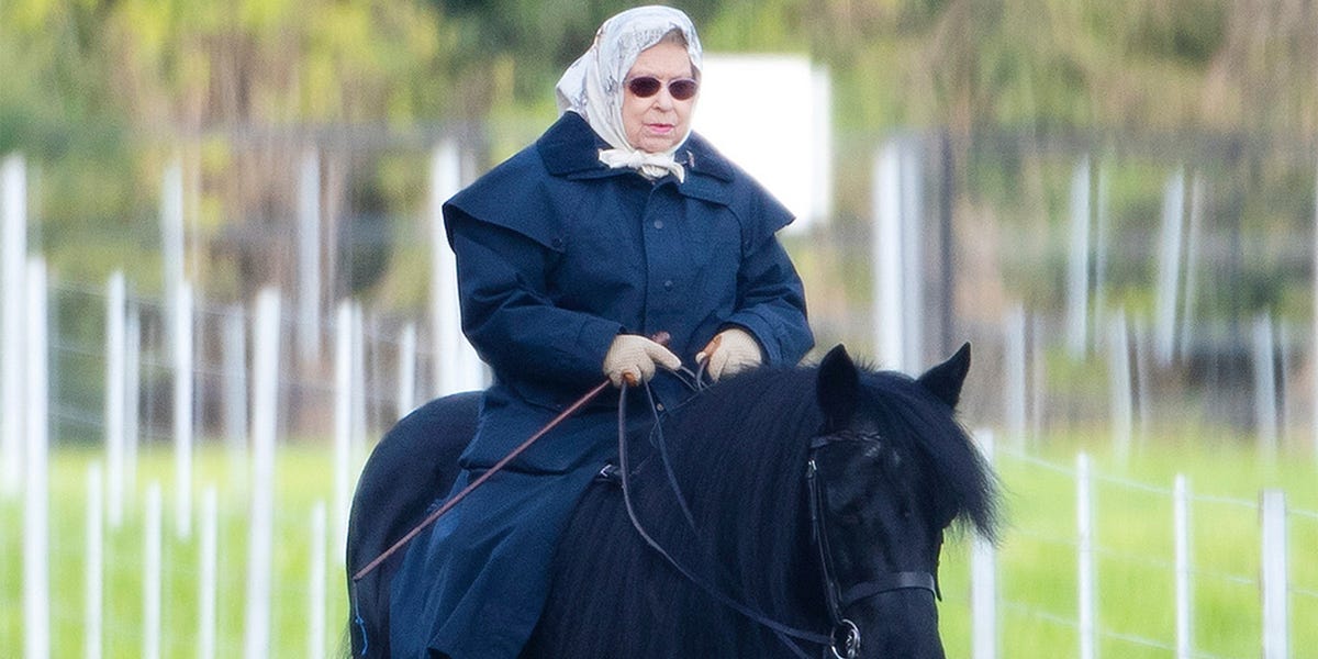 Queen Elizabeth Rides Her Horse at age 94 at Windsor Castle