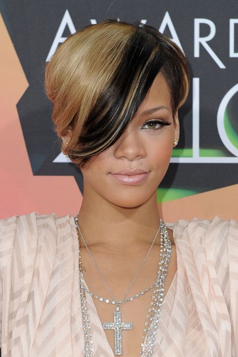 Rihanna S Complete Hair Transformation Rihanna Hairstyles And Hair Color