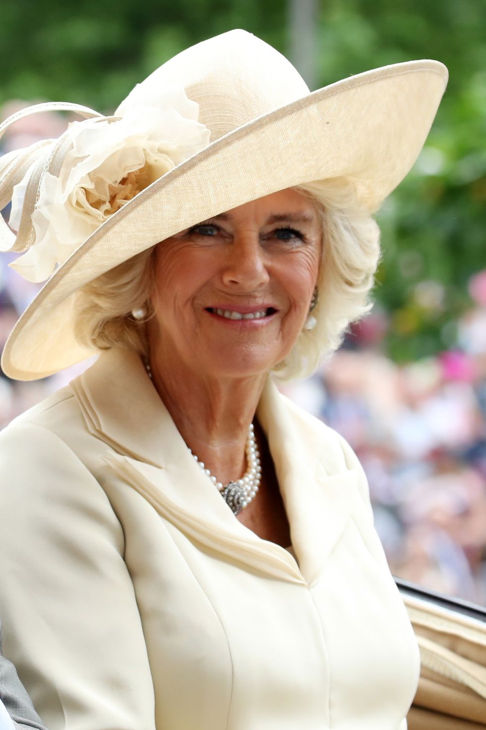 https://hips.hearstapps.com/hmg-prod.s3.amazonaws.com/images/hbz-royal-ascot-hats-camilla-duchess-of-cornwall-gettyimages-978637880-1529432623.jpg?crop=1xw:1xh;center,top&resize=980:*