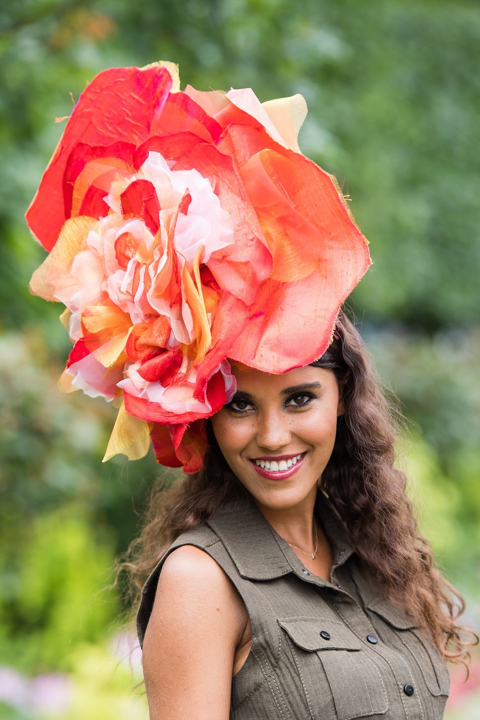 https://hips.hearstapps.com/hmg-prod.s3.amazonaws.com/images/hbz-royal-ascot-hats-gettyimages-978577564-1529432628.jpg?crop=1xw:1xh;center,top&resize=980:*