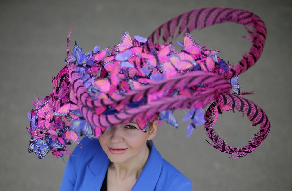 https://hips.hearstapps.com/hmg-prod.s3.amazonaws.com/images/hbz-royal-ascot-hats-gettyimages-978577936-1529432634.jpg?crop=1xw:1xh;center,top&resize=980:*