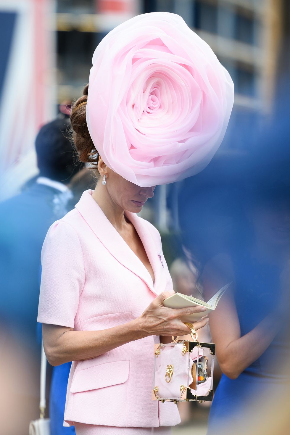 https://hips.hearstapps.com/hmg-prod.s3.amazonaws.com/images/hbz-royal-ascot-hats-gettyimages-978597212-1529432663.jpg?crop=1xw:1xh;center,top&resize=980:*