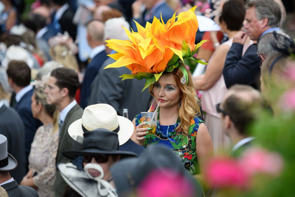 https://hips.hearstapps.com/hmg-prod.s3.amazonaws.com/images/hbz-royal-ascot-hats-gettyimages-978680446-1529432686.jpg?crop=1xw:1xh;center,top&resize=980:*