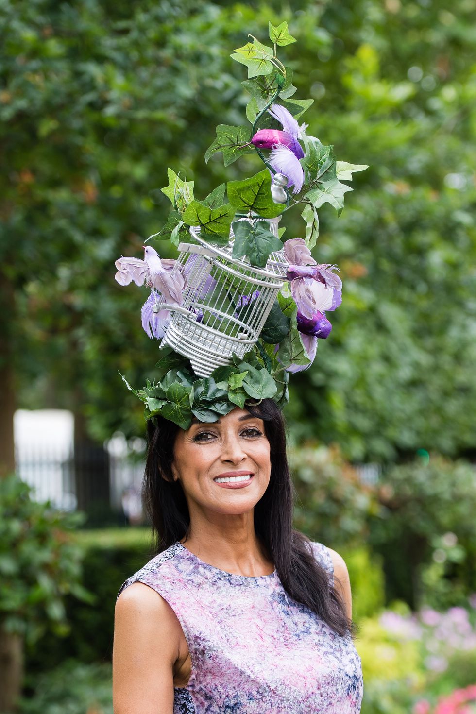 https://hips.hearstapps.com/hmg-prod.s3.amazonaws.com/images/hbz-royal-ascot-hats-jackie-st-clair-gettyimages-978577996-1529432844.jpg?crop=1xw:1xh;center,top&resize=980:*
