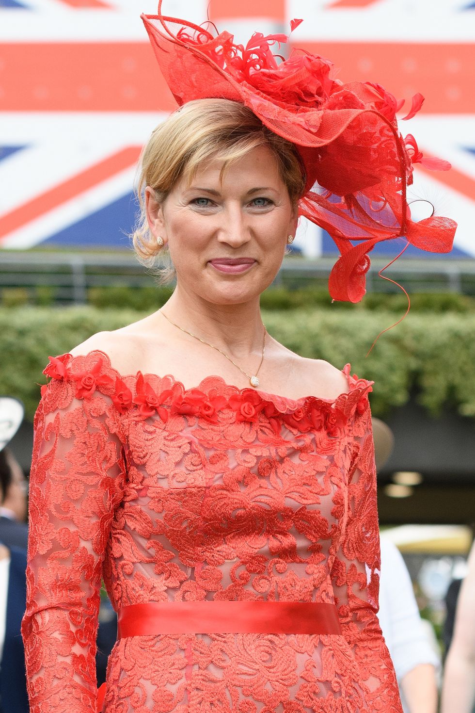https://hips.hearstapps.com/hmg-prod.s3.amazonaws.com/images/hbz-royal-ascot-hats-lacry-puravu-gettyimages-978597216-1529432850.jpg?crop=1xw:1xh;center,top&resize=980:*