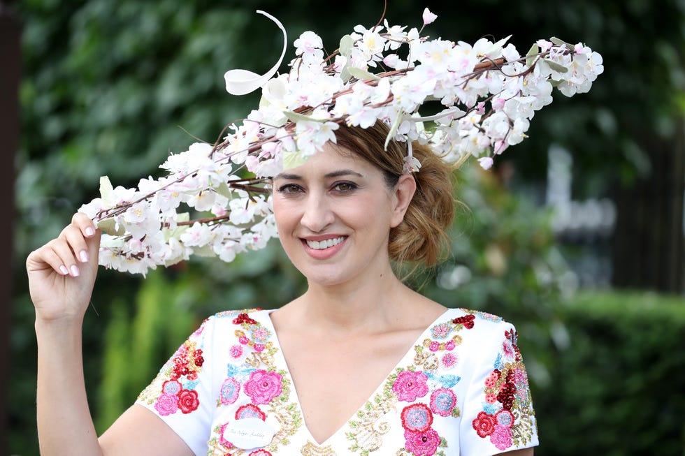 https://hips.hearstapps.com/hmg-prod.s3.amazonaws.com/images/hbz-royal-ascot-hats-nazer-bullen-gettyimages-978488080-1529432845.jpg?crop=1xw:1xh;center,top&resize=980:*