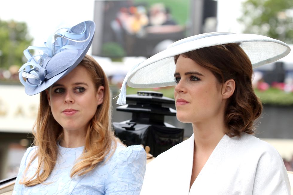 https://hips.hearstapps.com/hmg-prod.s3.amazonaws.com/images/hbz-royal-ascot-hats-princess-beatrice-princess-eugenie-of-york-gettyimages-978629700-1529432844.jpg?crop=1xw:1xh;center,top&resize=980:*