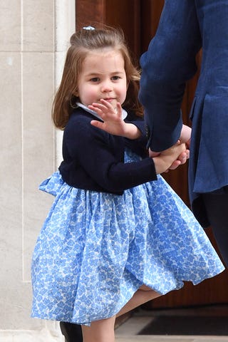  Azul, Expressão facial, Roupa, Criança, Em Pé, Toddler, Penteado, Roupa exterior, Interacção, Vestido, 