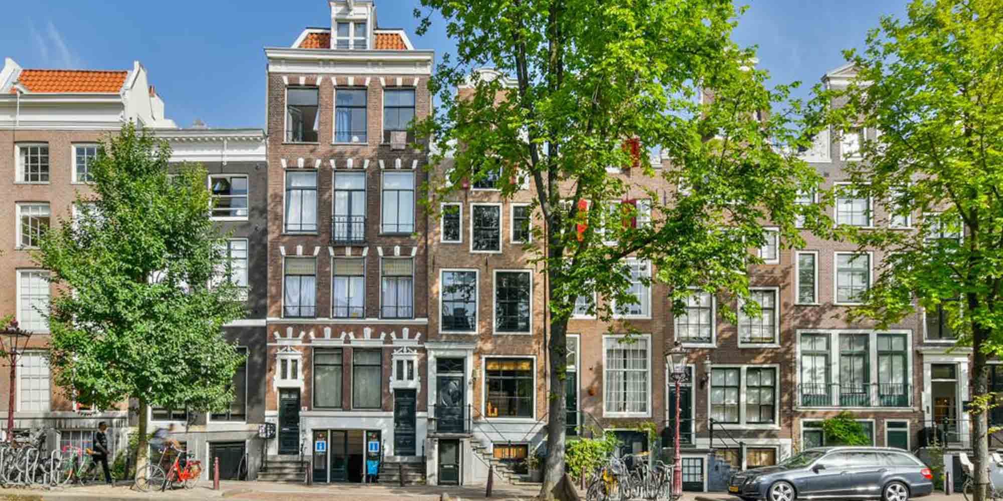 Wow: Dit Enorme Mysterieuze Grachtenpand In Amsterdam Staat Nu Te Koop