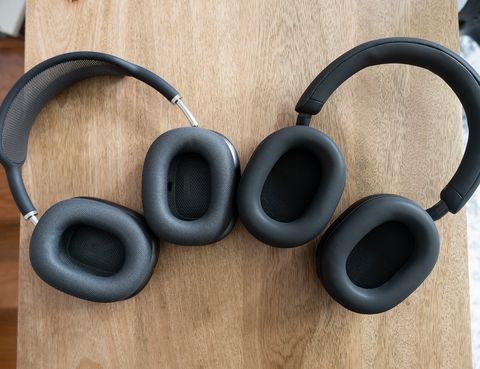 หูฟัง sony wh 1000xm5 สีดำและหูฟัง apple airpod max สีดำยืนอยู่บนโต๊ะโดยแสดงให้เห็นหูชั้นในของหูฟัง